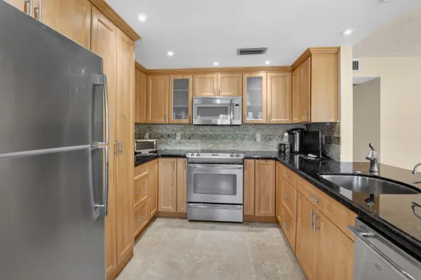 1027 Yarmouth Drive B, Boca Raton, FL 33434