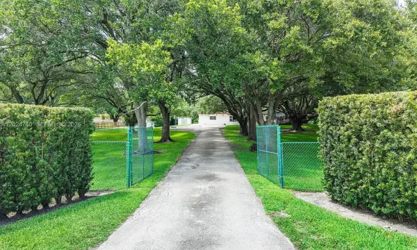 Address Withheld, Southwest Ranches, FL 33330