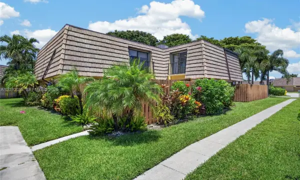 953 Springdale Circle, Palm Springs, FL, 33461