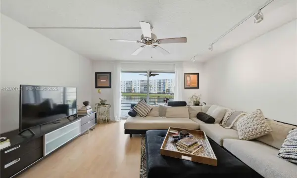 441 SE 3rd Street, Unit 207, Dania Beach, FL, 33004