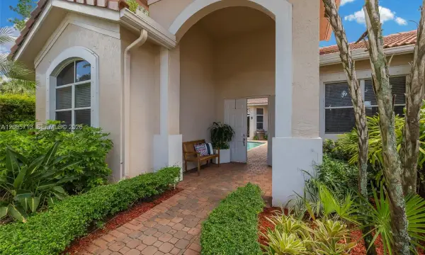 1604 Victoria Pointe Lane, Weston, FL 33327