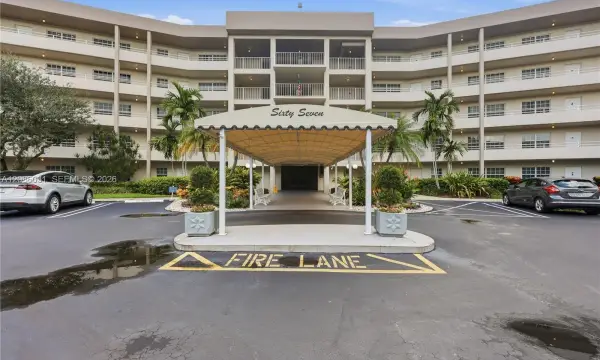 555 Oaks Lane 309, Pompano Beach, FL 33069