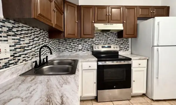 Address Withheld, Lauderdale Lakes, FL 33311