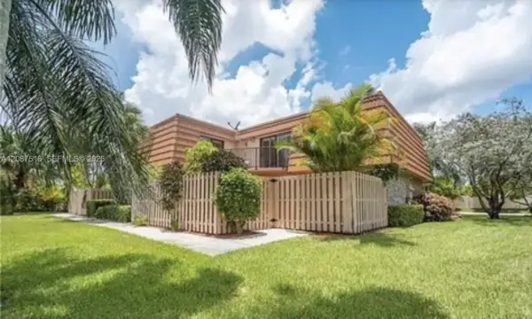 11006 N Harmony Lake Circle, Davie, FL 33324