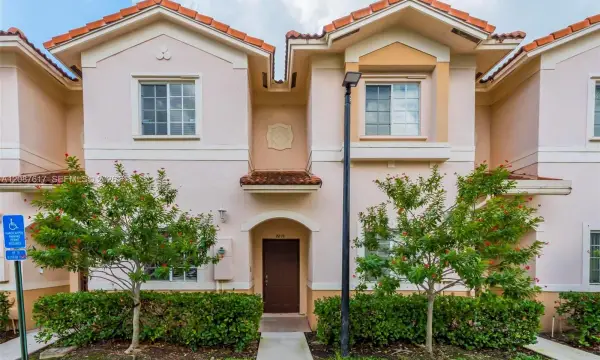 8870 N Isles Circle, Tamarac, FL 33321