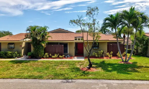 204 Meadows Drive, Boynton Beach, FL 33436
