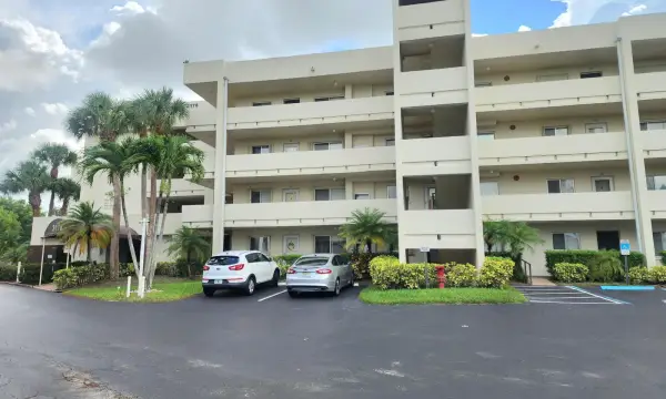 3178 Via Poinciana Drive 411, Lake Worth, FL 33467