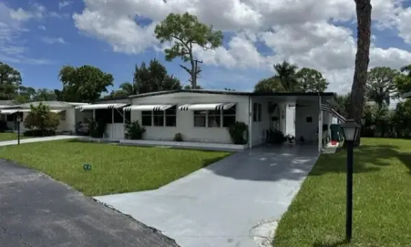 4042 Royal Manor Boulevard, Boynton Beach, FL 33436