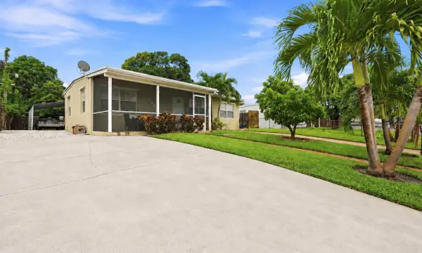 560 Seagrape Road, Lantana, FL 33462