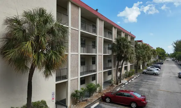 3070 NW 48th Terrace 414, Lauderdale Lakes, FL 33313