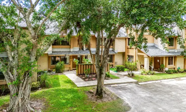 209 Wimbledon Lakes Drive, Plantation, FL 33324