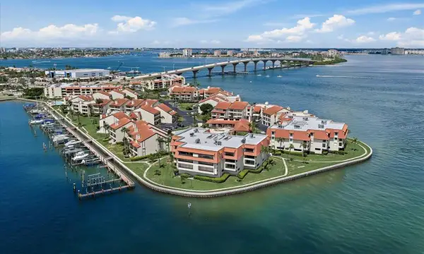 138 1st Street E, Unit 201, Tierra Verde, FL, 33715